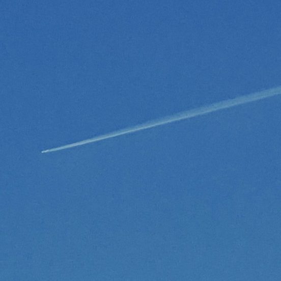 Rzadki widok ostatnio. Ten tutaj to samolot tanich włoskich linii Neos. Flightradar pokazał kurs nieokreślony